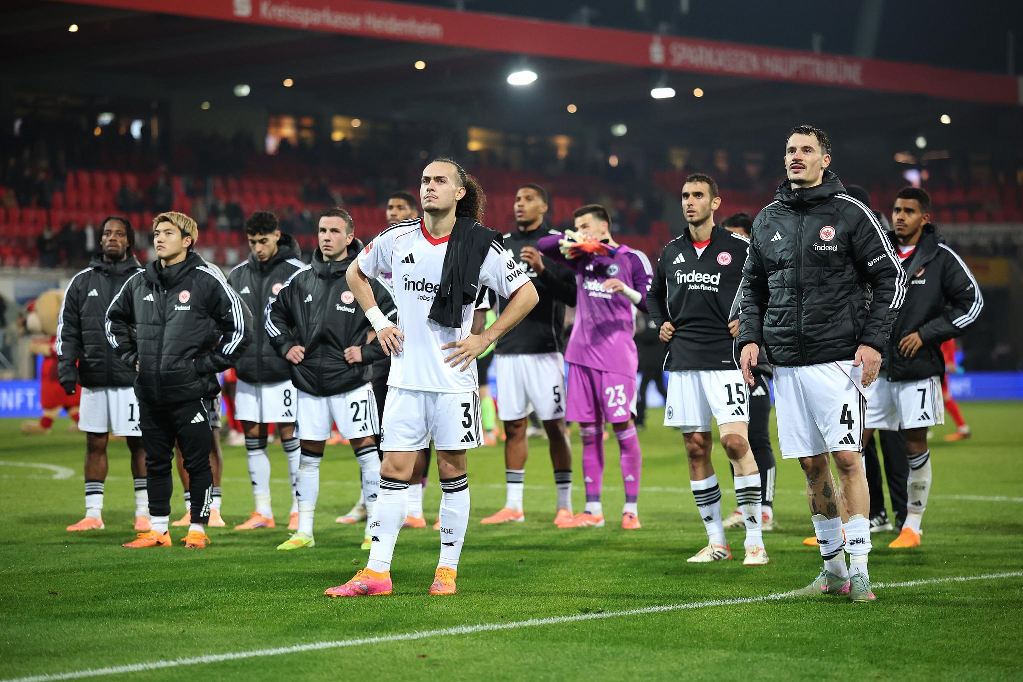 开云体育官方网站-法兰克福球迷在桑托斯再次失误后爆发——队友也很生气